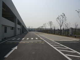 道路标线施工后开裂现象的原因是什么？