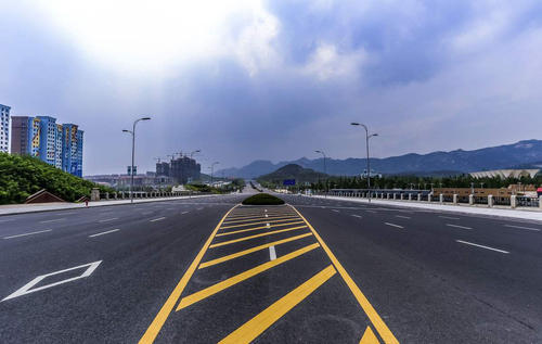 要长时间保持道路标记的颜色需要进行哪些维护工作？