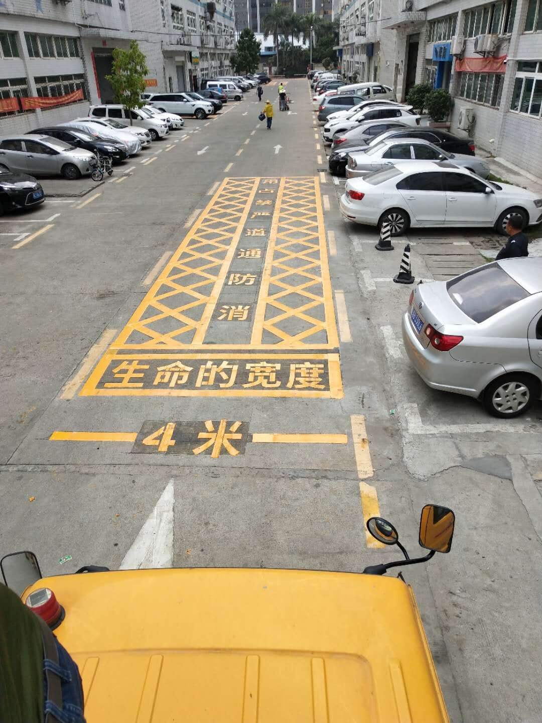 道路标线施工通常需要什么资格？