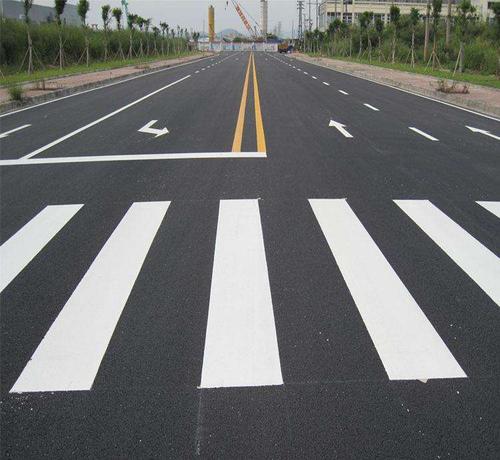 在高速公路交通标志建设中采取了哪些安全措施？